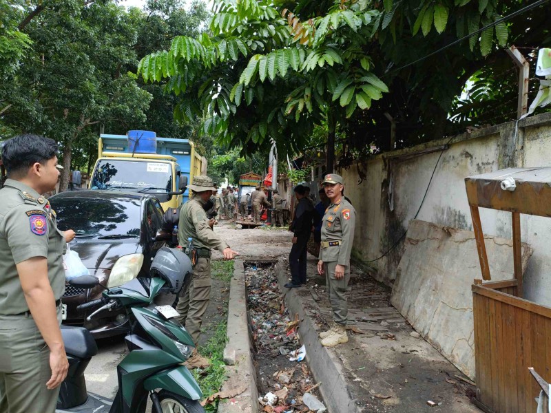 Buat Lingkungan Kotor, Bangunan Liar di Samping RSUD Arifin Achmad Dibongkar Satpol PP