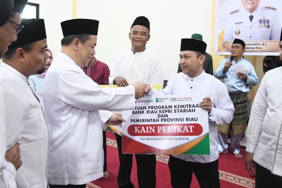 Plt Gubri SF Hariyanto Serahkan Bantuan Kemitraan BRK Syariah di Desa Muara Basung
