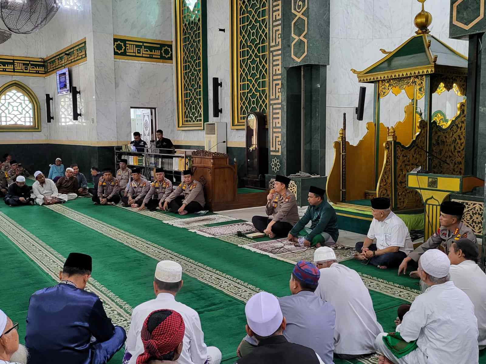 Jumat Curhat, Kapolda Riau Sambangi Jamaah Masjid Raya Senapelan