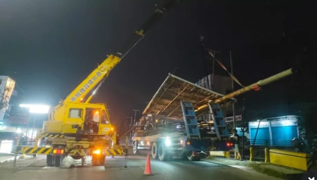 Tiang Reklame di Jalan Riau Pekanbaru Mulai Ditertibkan Tim Terpadu