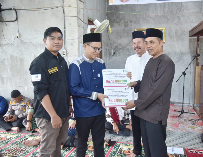 Pemkab Inhil Serahkan Bantuan CSR BRK Syariah ke Masjid di Teluk Belengkong