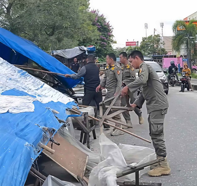 Lapak Dibongkar, PKL di Subrantas - Arifin Ahmad Ditertibkan Satpol PP