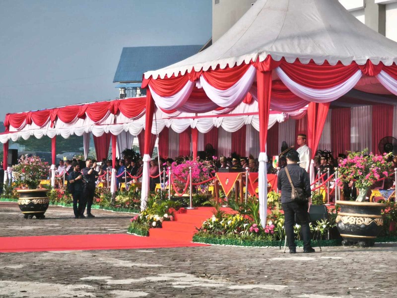 Kenakan Pakaian Adat Bugis, Wako Pekanbaru Serukan Semangat Persatuan di HUT ke-80 RI
