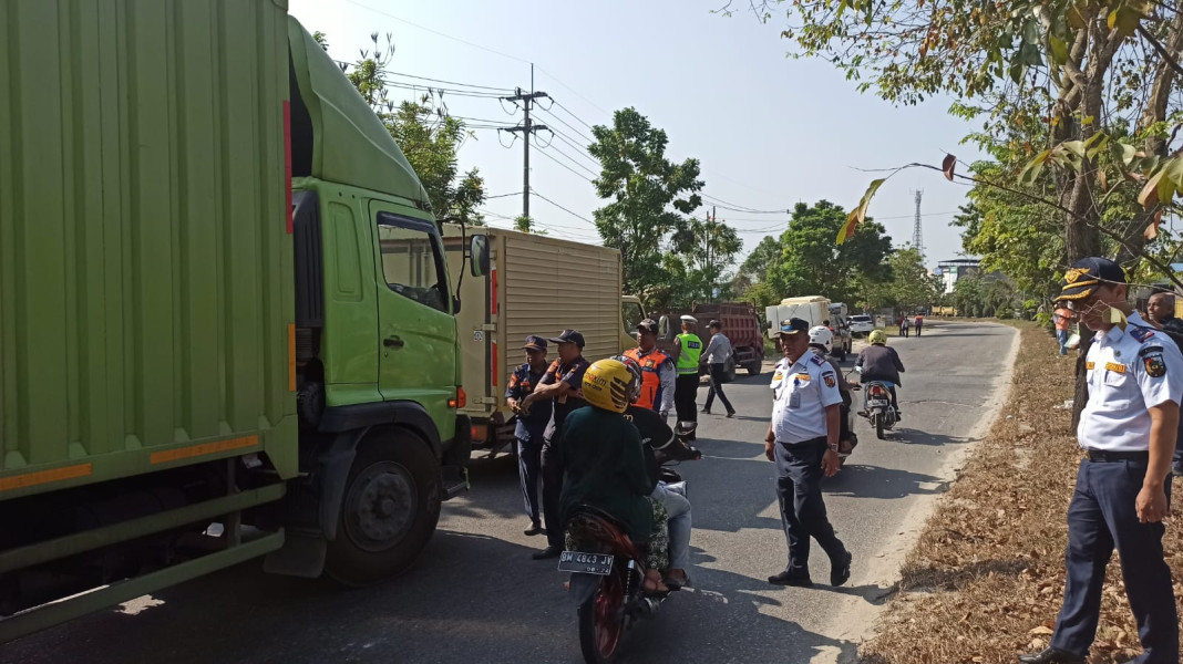 Puluhan Angkutan Barang Ditilang, Petugas Gabungan Temukan KIR Hingga SIM Mati