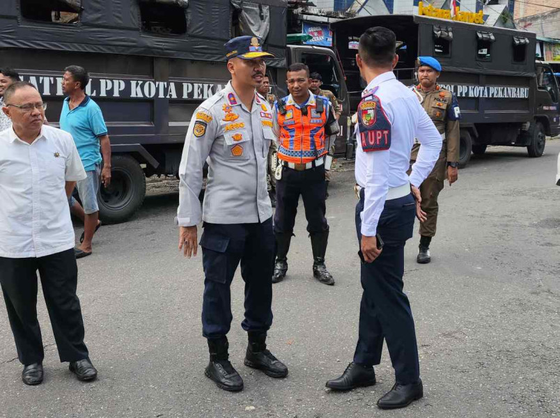 Petugas UPT Perparkiran Dishub Ikut Tertibkan Kawasan Pasar Bawah