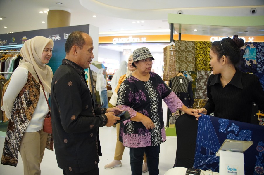 UMKM BRK Syariah Naik Kelas, Rumah Tenun Arios Tampilkan Wastra Khas Kepri di KURMA 2026