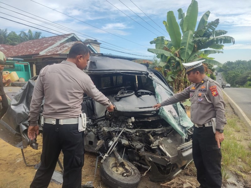 Pengemudi Pickup Tewas Ditempat Usai Tabrak Hino di Lintas Timur