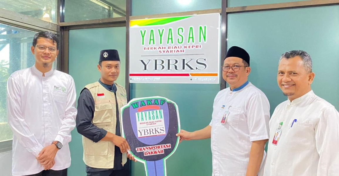 Nazhir Wakaf Yayasan BRKS Serahkan Bantuan Motor ke Dai di Pedalaman Rupat