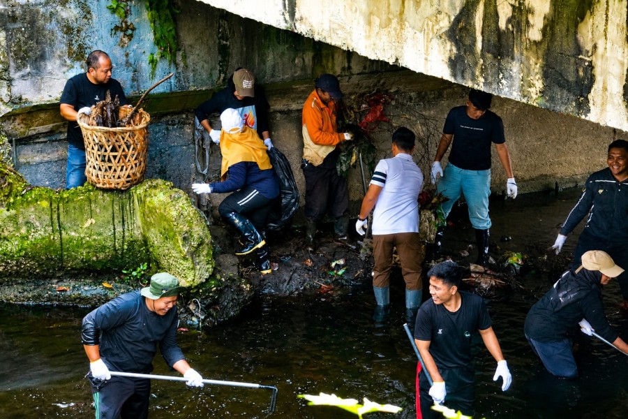 Jaga Kebersihan Lingkungan, DLHK Pekanbaru dan BEM Unri Bersihkan Anak Sungai Sail dari Sampah