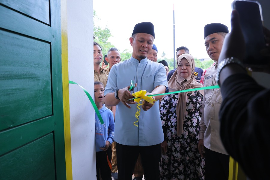 Wako Agung Salurkan Bantuan 2 RLH ke Warga Tenayan Raya