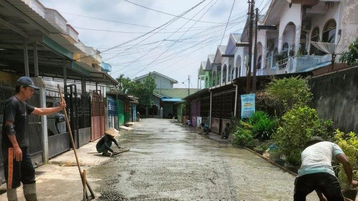 Dinas Perkim Pekanbaru Semenisasi Jalan Rusak di Kampung Baru
