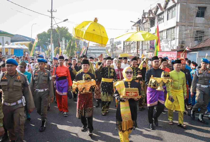 Penabalan Gelar Adat Dihadiri Ribuan Masyarakat, Wako Pekanbaru Ajak Rajut Persatuan