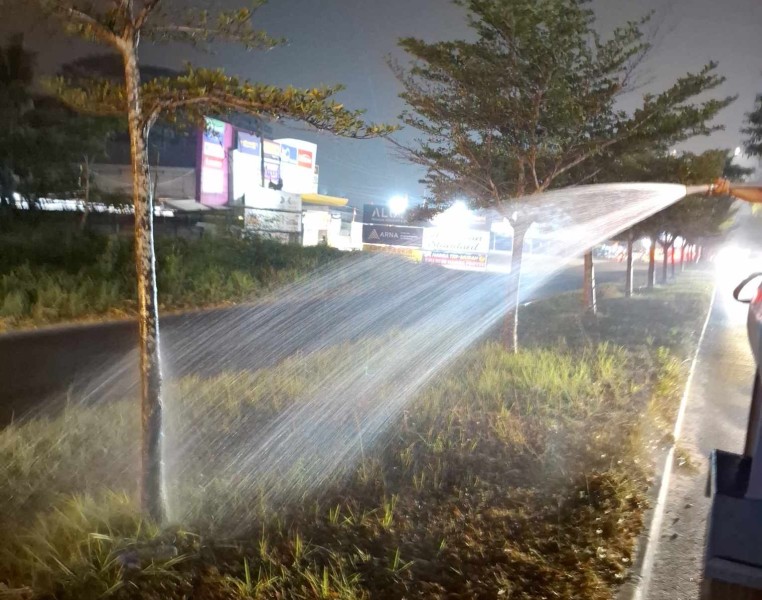 Jaga Tanaman Jalan Tetap Hijau Saat Kemarau, DLHK Pekanbaru Intensifkan Penyiraman 4 Kali Sehari