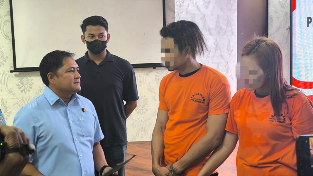 Diupah Rp100 Juta, Pasutri Kompak Bawa 20 Bungkus Sabu