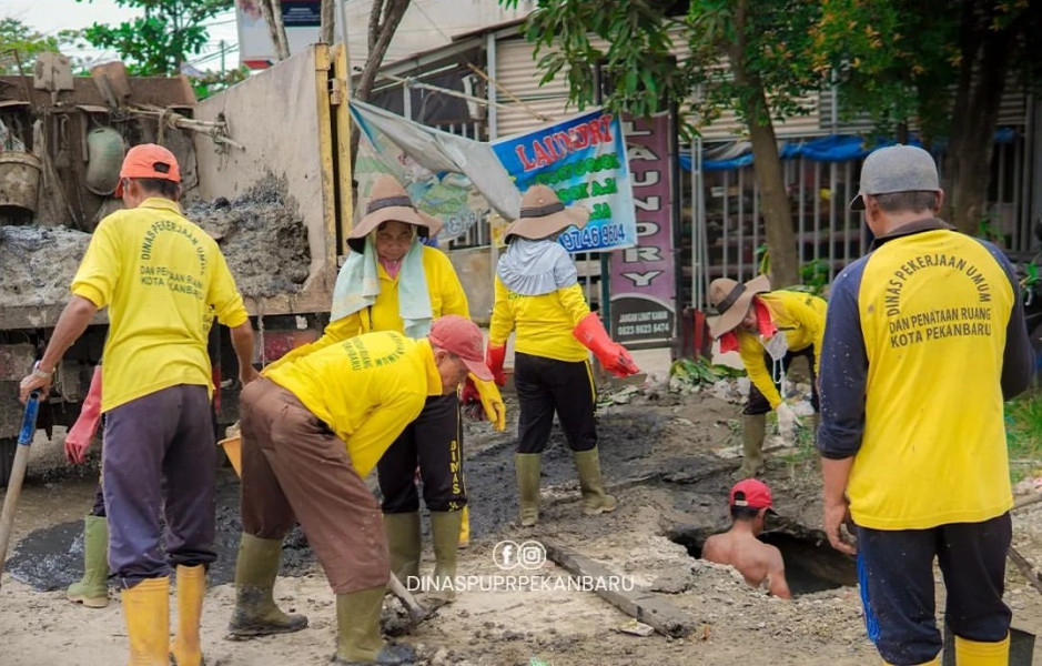 Pasukan Kuning PUPR Pekanbaru Normalisasi Drainase di Jalan Darma Bakti