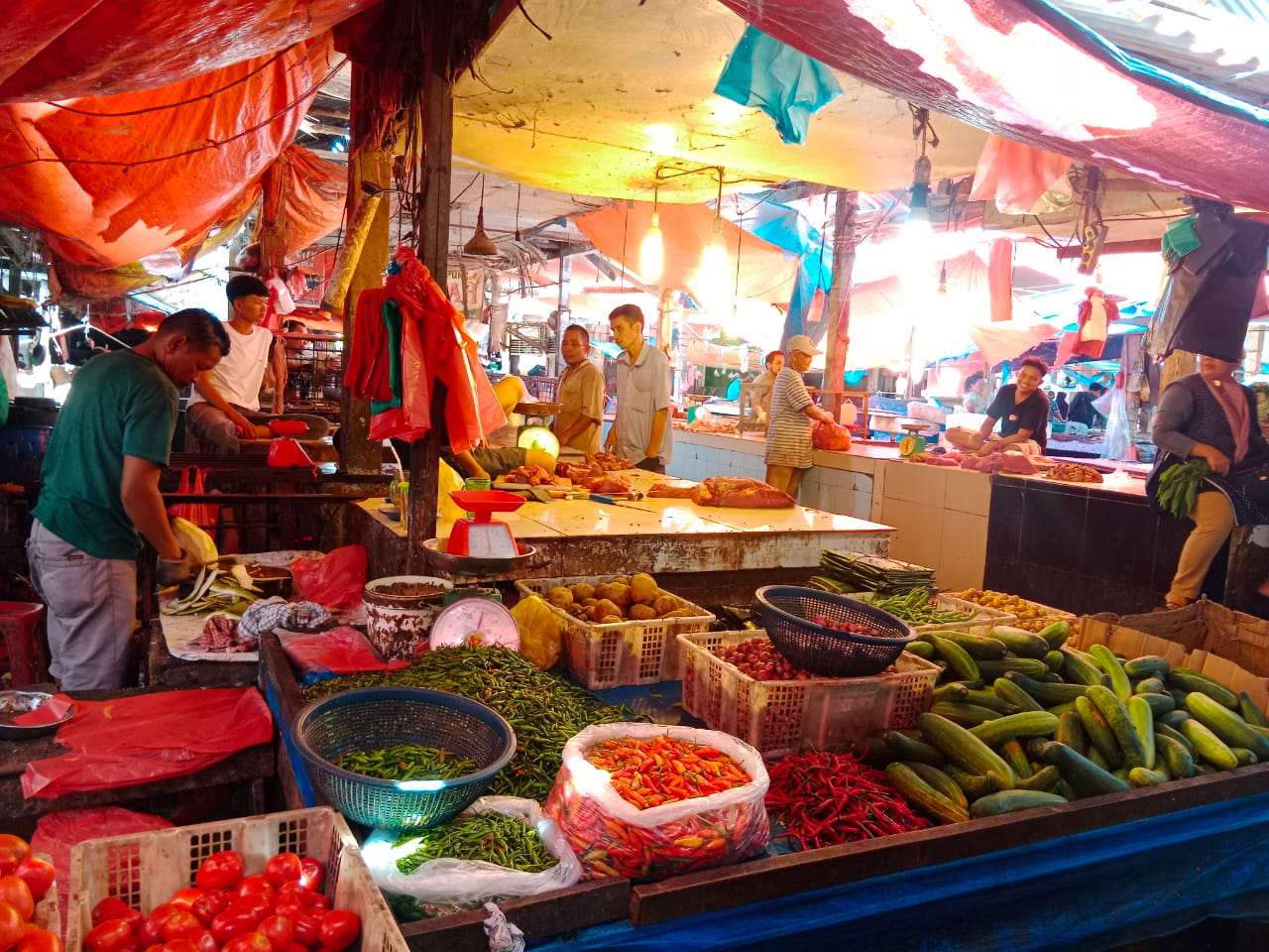 Harga Bahan Pokok Meroket Naik, Warga Mengeluh