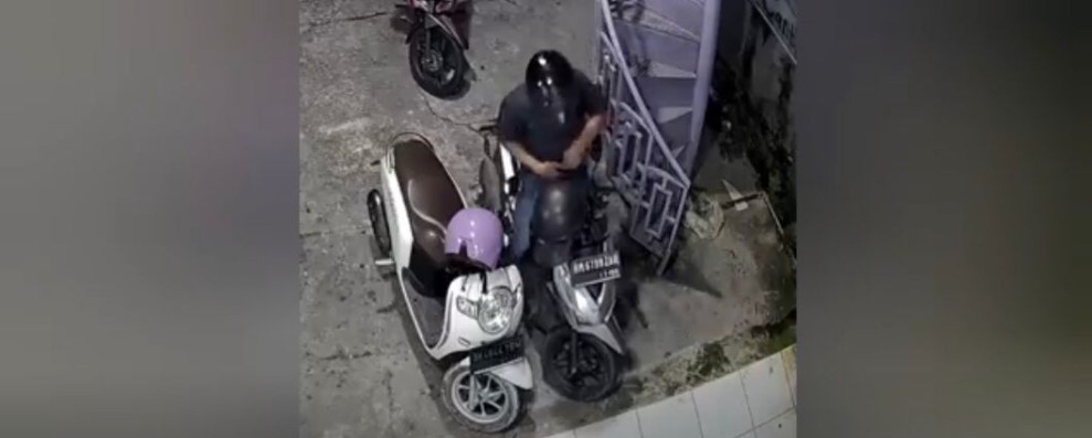 Pencuri Motor Pengunjung Salon Terekam CCTV