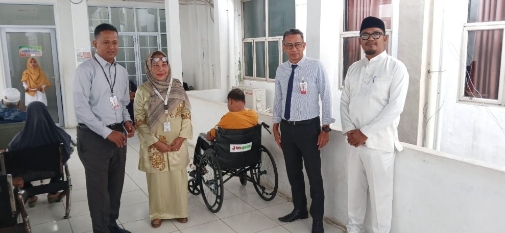 BRK Syariah Bagansiapiapi Serahkan Bantuan Kursi Roda ke RSUD dr RM Pratomo