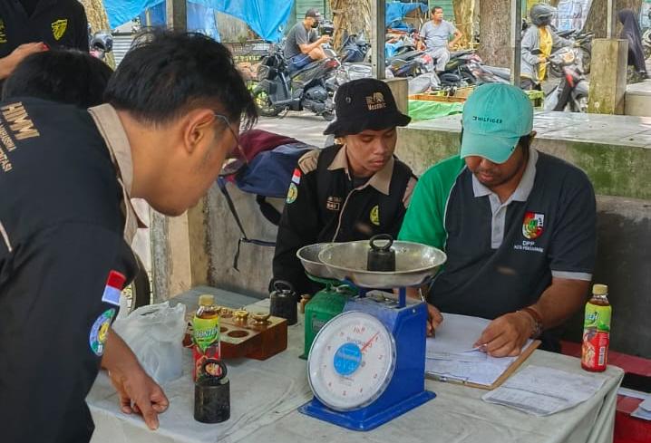 Timbangan Pedagang Pasar Palapa Didapati Rusak Saat Tera Ulang Disperindag