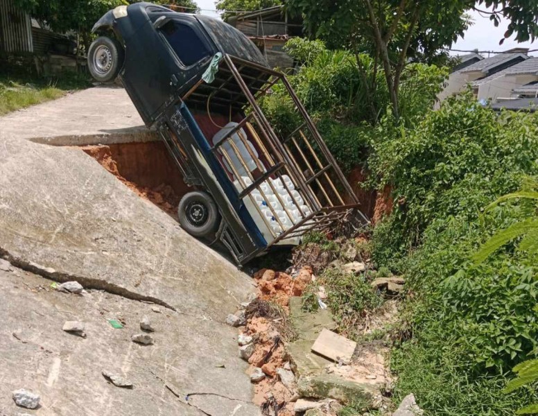 Jalan di Tuah Madani Amblas Digerus Air, Pemko Pekanbaru Segera Lakukan Perbaikan