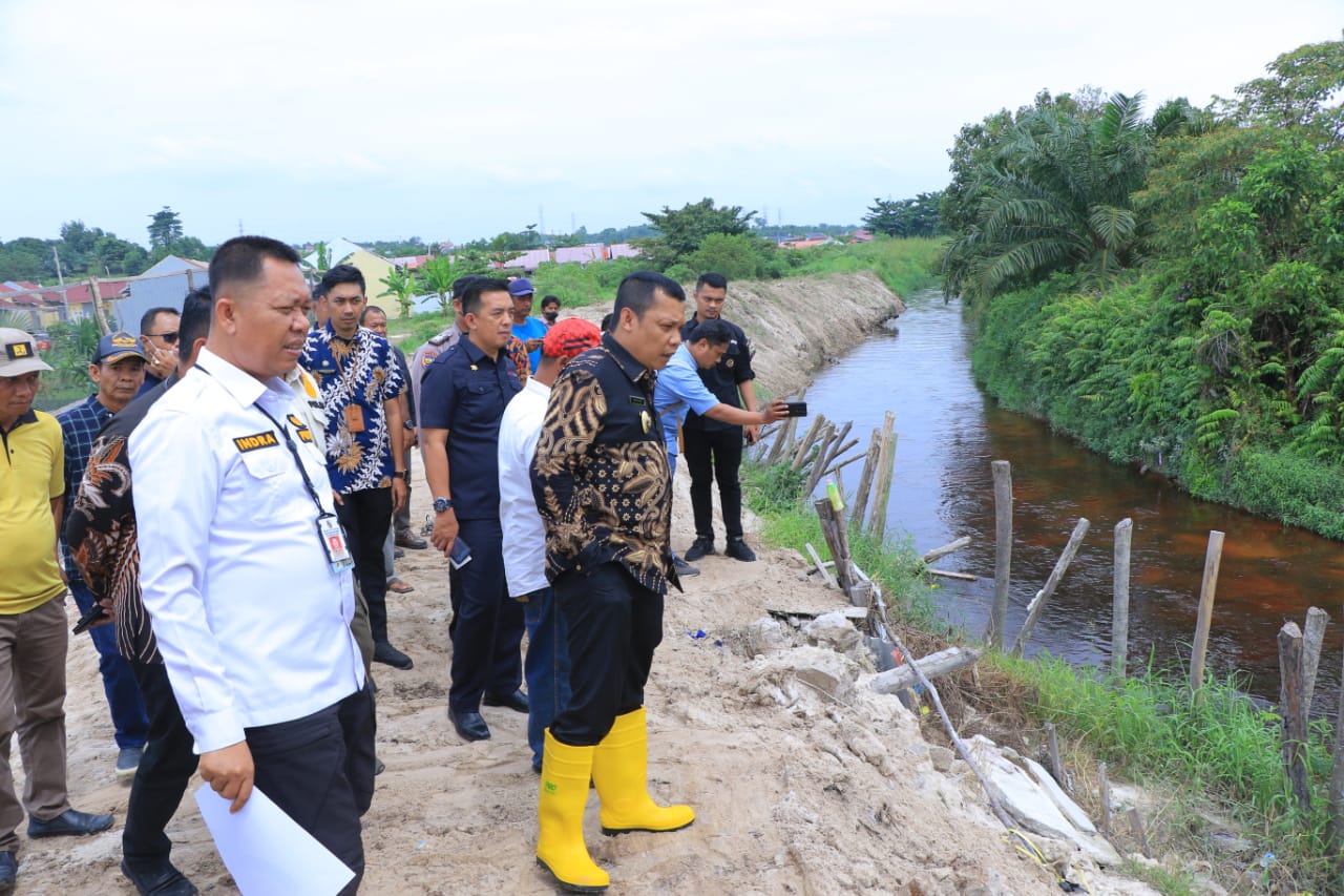 Pj Walikota Pekanbaru Tinjau Penambalan Jalan Rusak dan Lokasi Rawan Banjir
