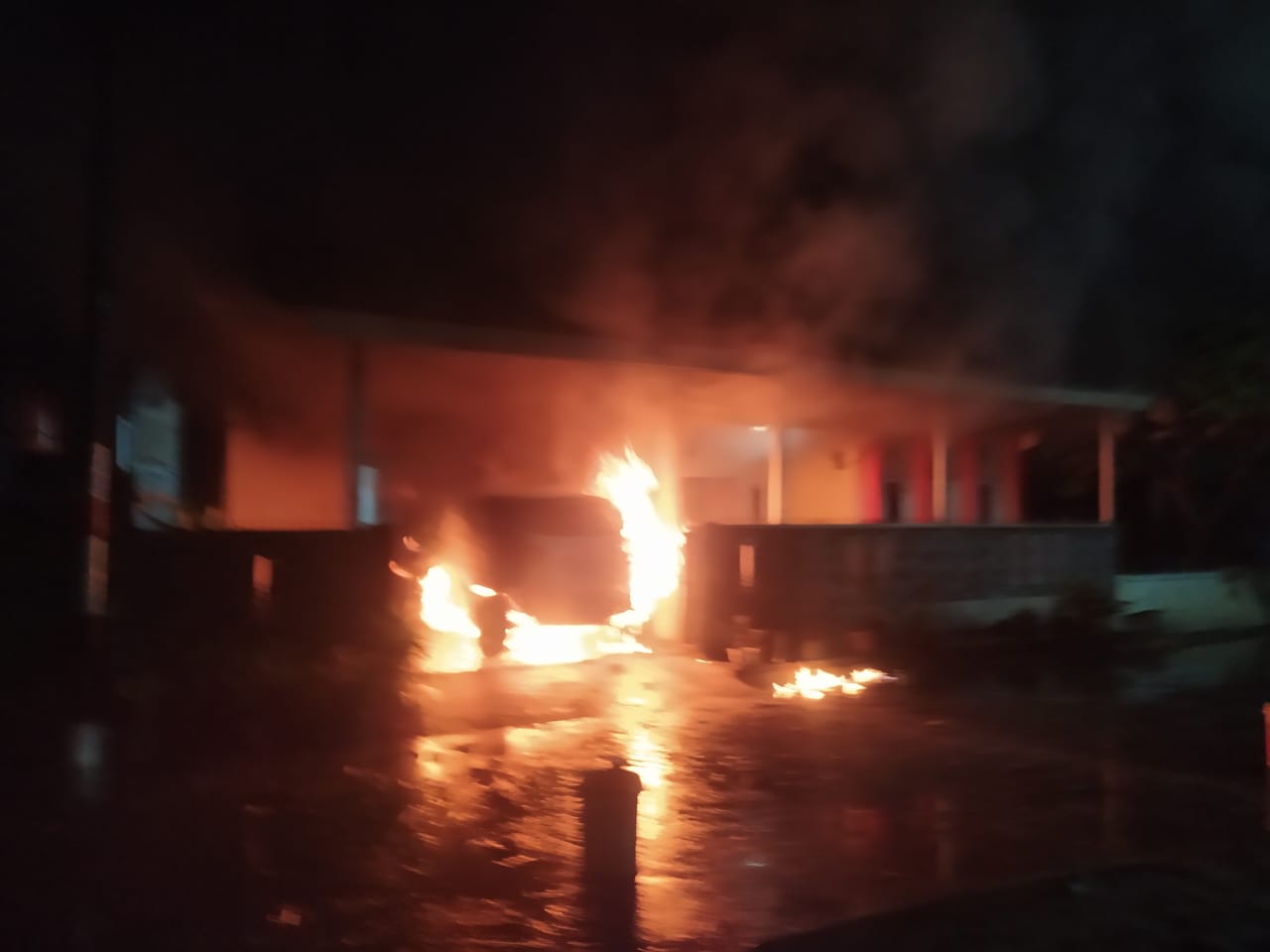 Pemilik Tertidur Pulas, Suzuki Ignis Terbakar Dalam Garasi