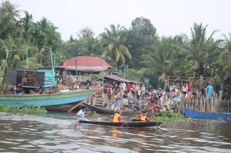 Pacu Sampan Meriahkan Rangkaian Perayaan HUT RI Ke-79 di Tanah Putih Rohil