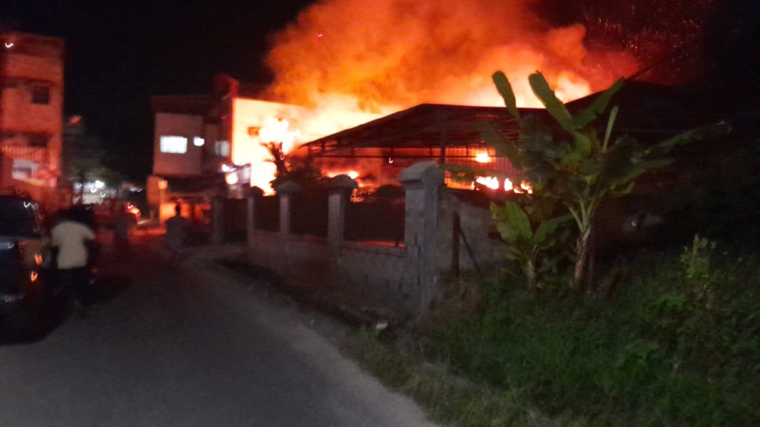Kebakaran Hebat Hanguskan 2 Rumah di Pekanbaru, Kerugian Capai Rp800 Juta