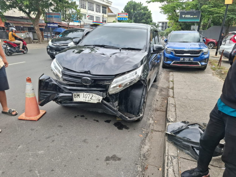 Diduga Hilang Konsentrasi, Pemotor Luka-luka Terseret Mobil