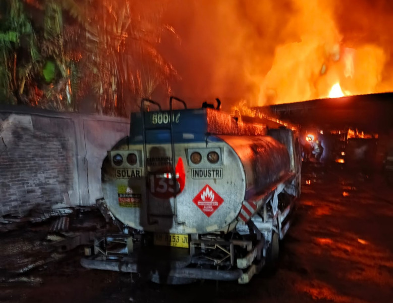 Gudang Diduga Penampungan Solar Terbakar, 4 Mobil Tangki dan 1 Colt Diesel Diamankan