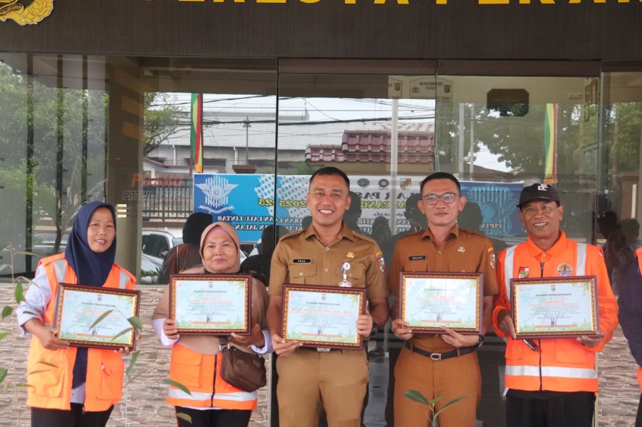 Berhasil Atasi Sampah, DLHK Pekanbaru Terima Penghargaan dari Polda Riau