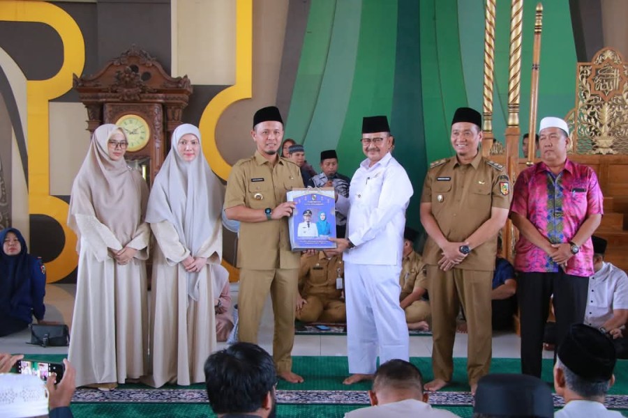 Silaturahmi dengan Pengurus Masjid se-Kota Pekanbaru, Wako Agung Bagikan Ribuan Paket Perlengkapan Ibadah