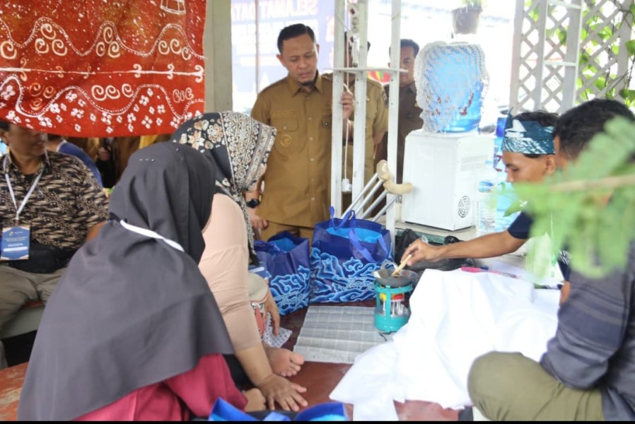 Penyandang Disabilitas di Pekanbaru Dilatih Membatik dan Pijat Bersama Pemko