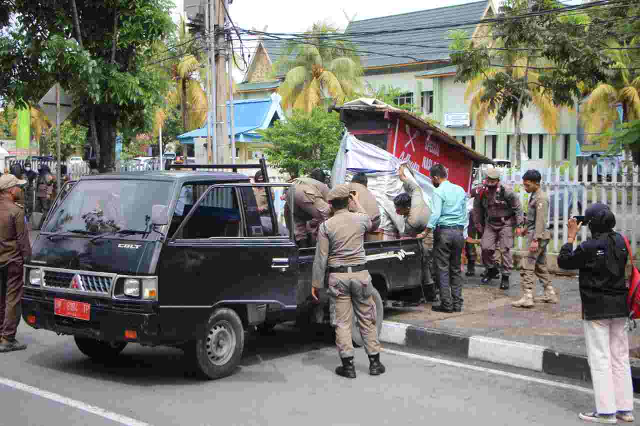 Lapak Diangkut, Belasan PKL Ditertibkan Satpol PP