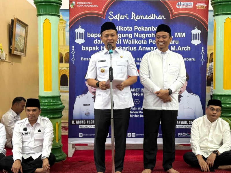 Safari Ramadhan di Masjid Al-Munawwarah Sail, Walikota Pekanbaru Salurkan Bantuan Pembangunan