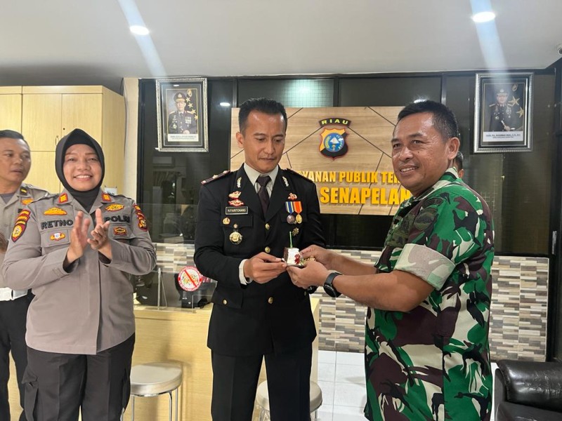 Kapolsek Senapelan Terima Ucapan HUT Bhayangkara dan Potongan Kue dari Danramil