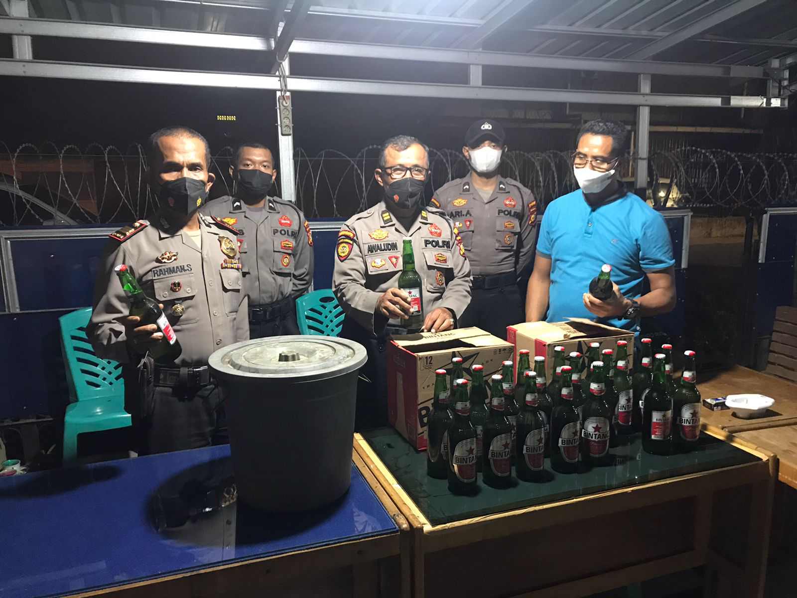 Terjaring Razia, 23 Botol Bir dan 1 Ember Tuak Disita Polisi