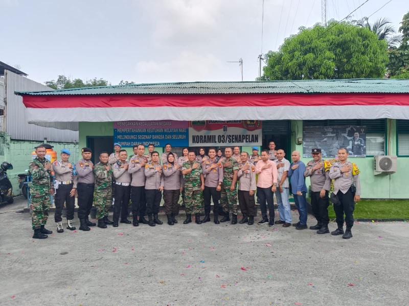 Polsek Senapelan Sambangi Koramil Beri Kejutan di HUT TNI Ke-78