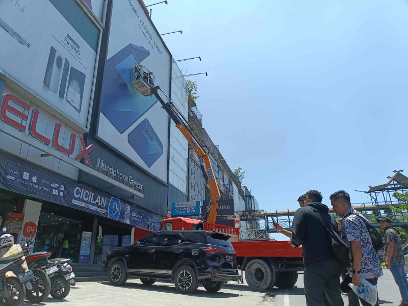 Nunggak Pajak, Bapenda Pekanbaru Segel Belasan Reklame di 3 Ponsel Ternama