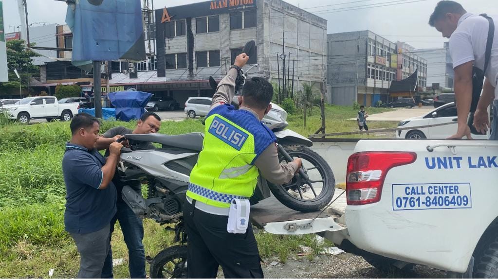 Diduga Rem Blong, Truk Kontainer Tabrak Pemotor di Traffic Light