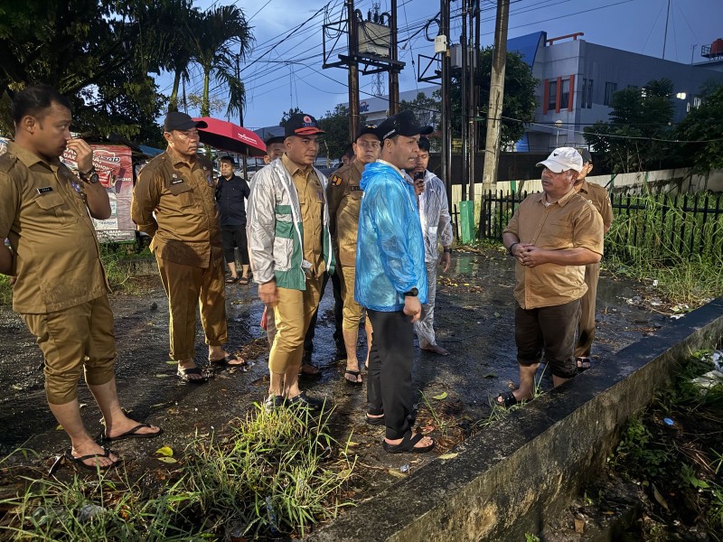 Ditengah Guyuran Hujan, Wako Pekanbaru Cek Sumbatan Drainase Kawasan Arengka