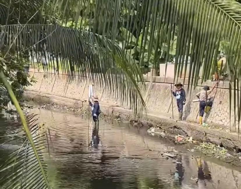 Dinas PUPR Pekanbaru Rutin Bersihkan Aliran Sungai Batak