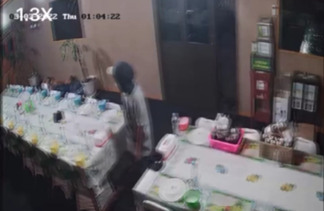 Dijual ke Situs Online, Maling di Rumah Makan Terekam CCTV