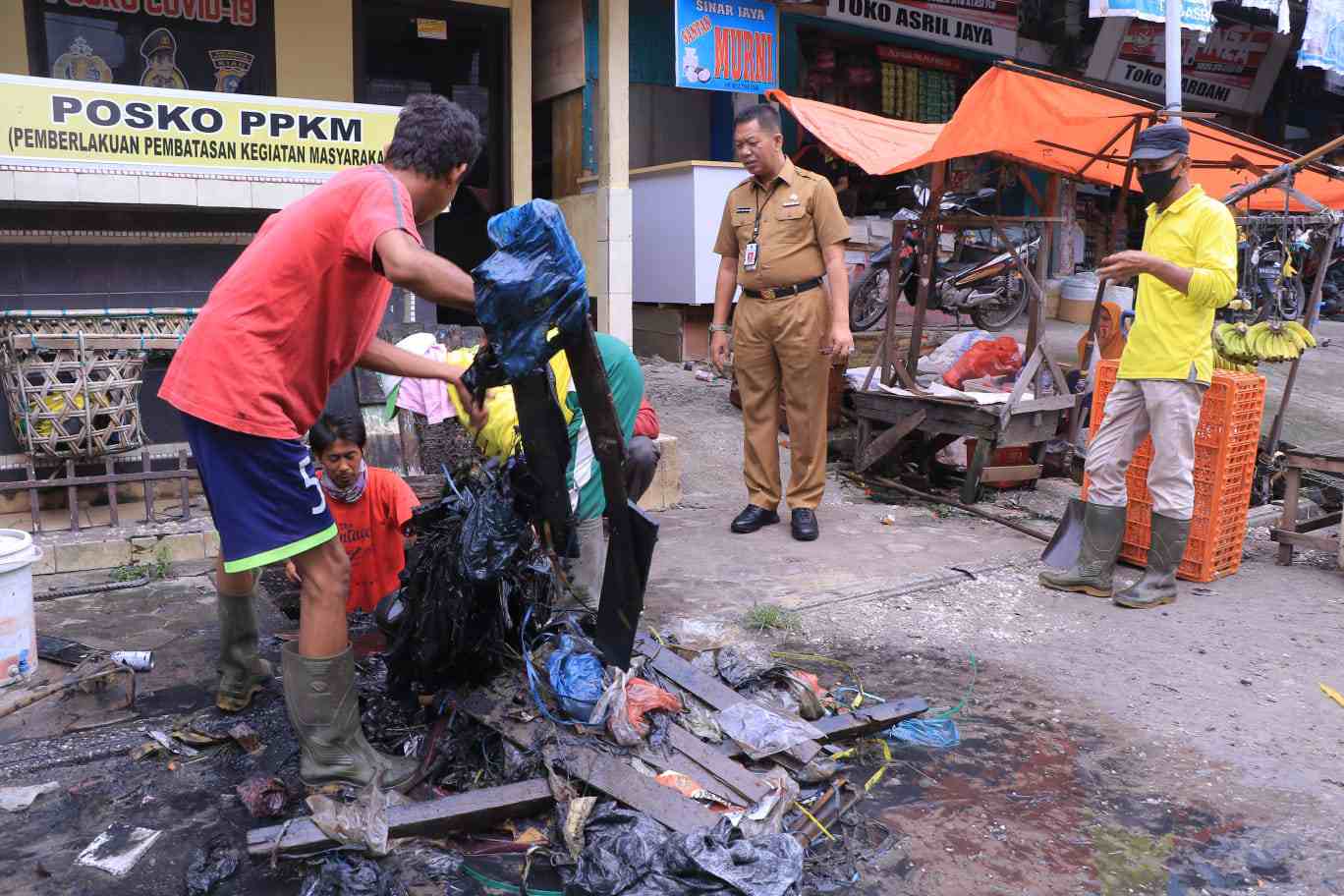 Drainase Tersumbat Sampah, Pasar Bawah Digenangi Air