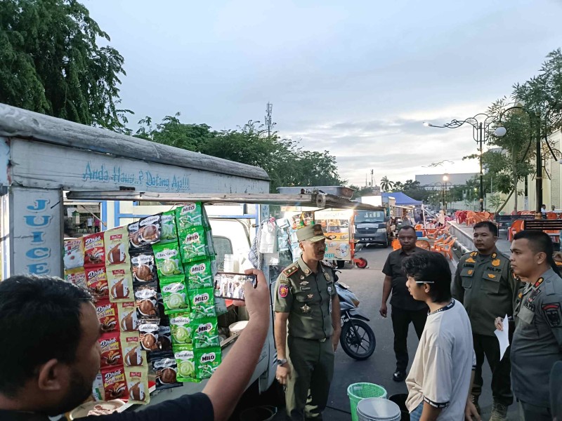 Ganggu Pengguna Jalan, Satpol PP Pekanbaru Tertibkan PKL di Kawasan Masjid Agung Annur
