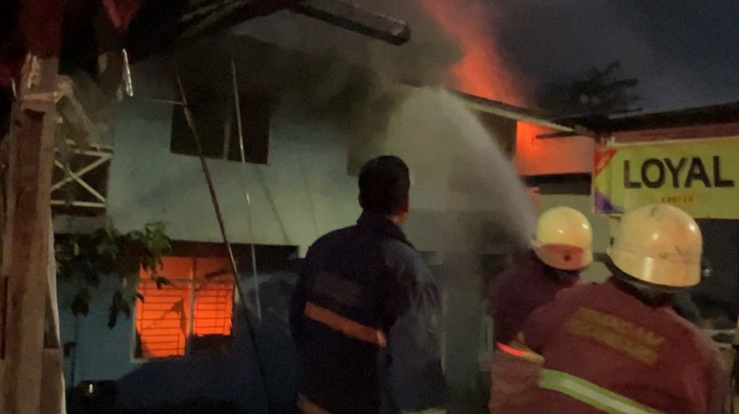 Diduga Akibat Korsleting Listrik, 4 Rumah di Kawasan Padat Penduduk Terbakar