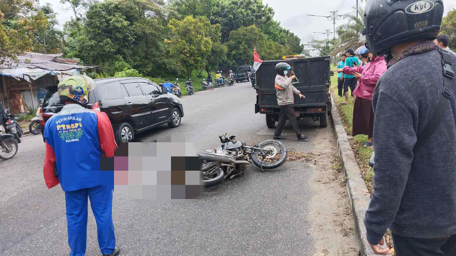 Hantam Belakang Mobil Kebersihan, Pemotor Terkapar di Jalan Naga Sakti