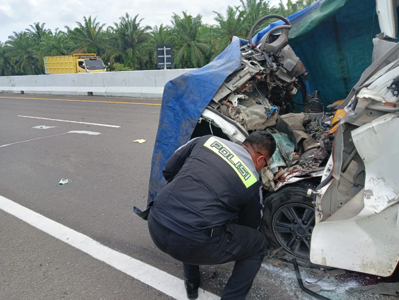 Tabrak Belakang Tronton, Pengemudi Traga Meregang Nyawa di Tol Pekanbaru - Dumai