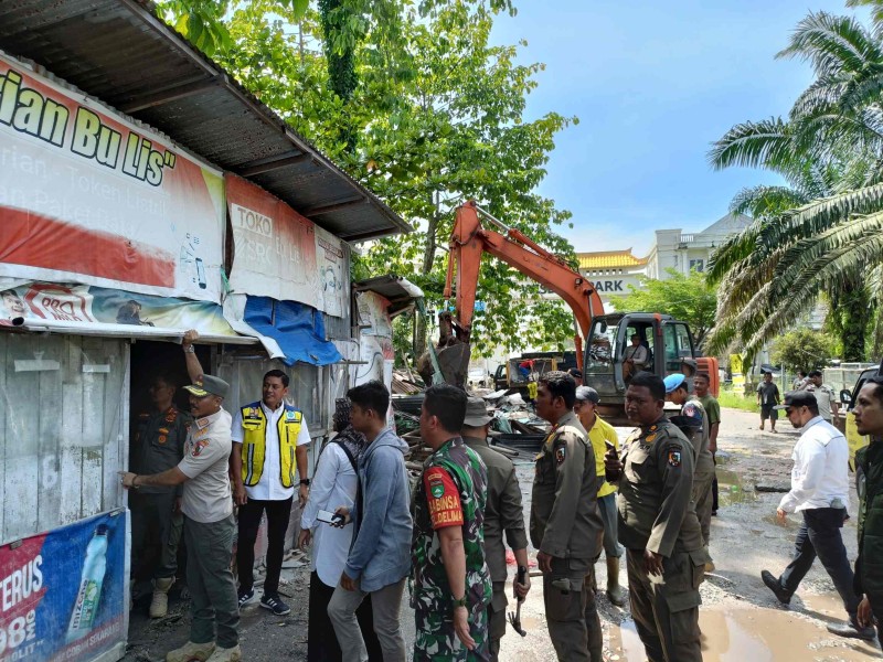 Satpol PP Pekanbaru Tertibkan 46 Bangunan Liar di Sekitar RS Prima, 2 Alat Berat Bantu Pembongkaran