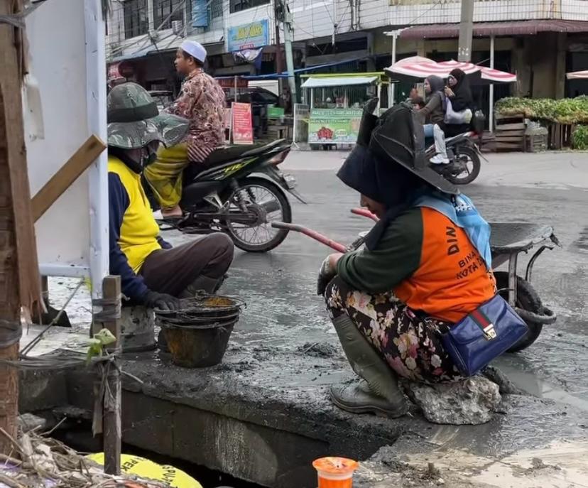 Pasukan Kuning PUPR Pekanbaru Lanjutkan Normalisasi Drainase Jalan Teratai dan Cempaka